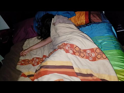 ❤️ Njërku qorton njerkën e tij të re ndërsa ajo fle. Porno shtëpie në pornografi sq.allo-sex.ru ❌️❤